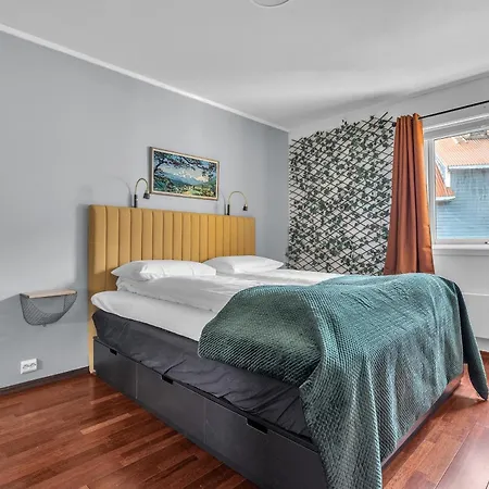 Cosy Top-floor Apartment Tomasjorda